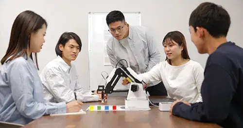 教育機関での小型ロボットアーム3つの活用事例